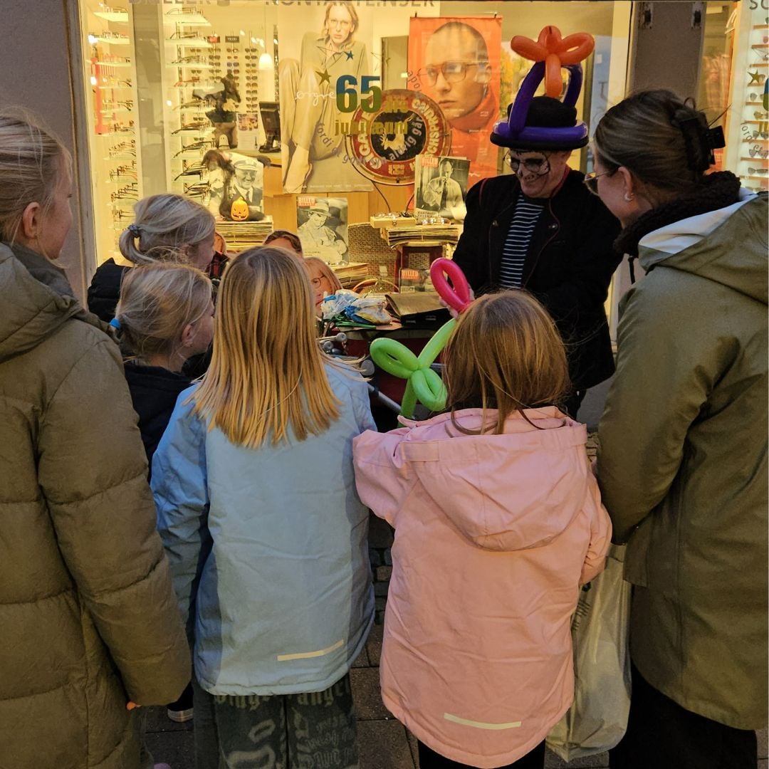 Kasper Jensen optrådte med magi, mimeri og imponerende tricks til glæde for de mange børn og voksne til halloweendag i Stjerneoptik